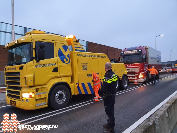 Vrachtwagen ramt vangrails en lichtmast