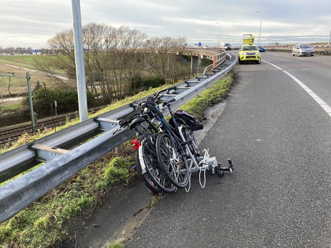 Automobillist verliest fietsen op verbindingsweg