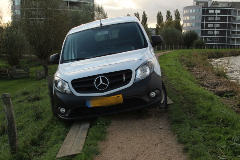 Auto gestrand op onverhard fietspad Trekkade