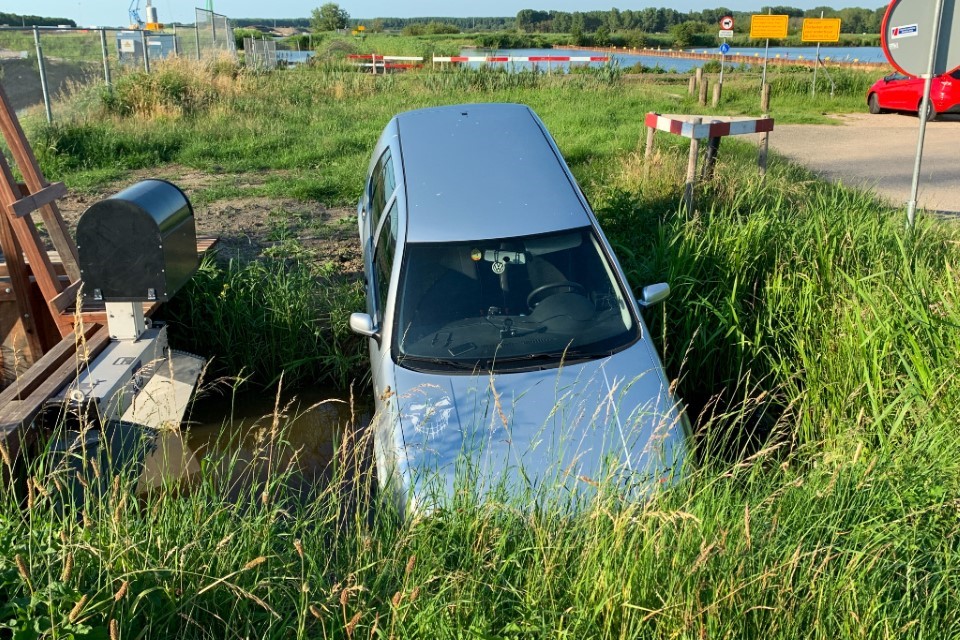 Auto in sloot door badslipper