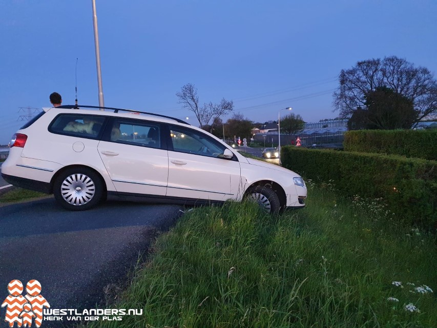 Automobilist maakt schuiver op de Maasdijk