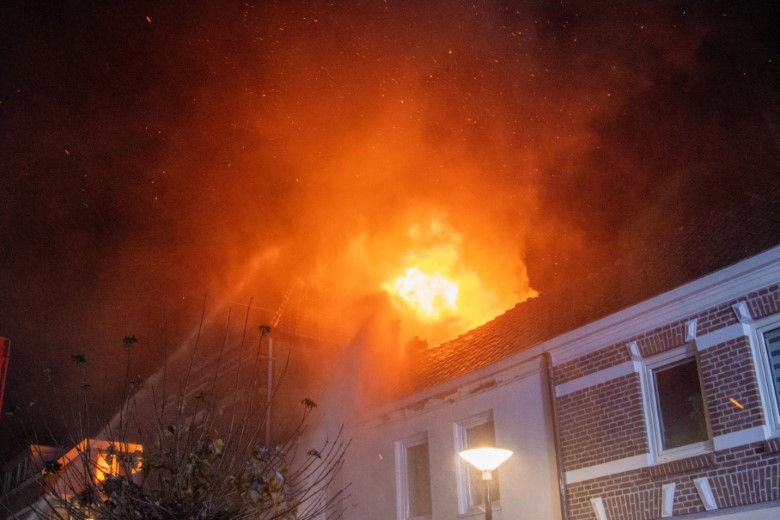 Zeer grote dakbrand in woning