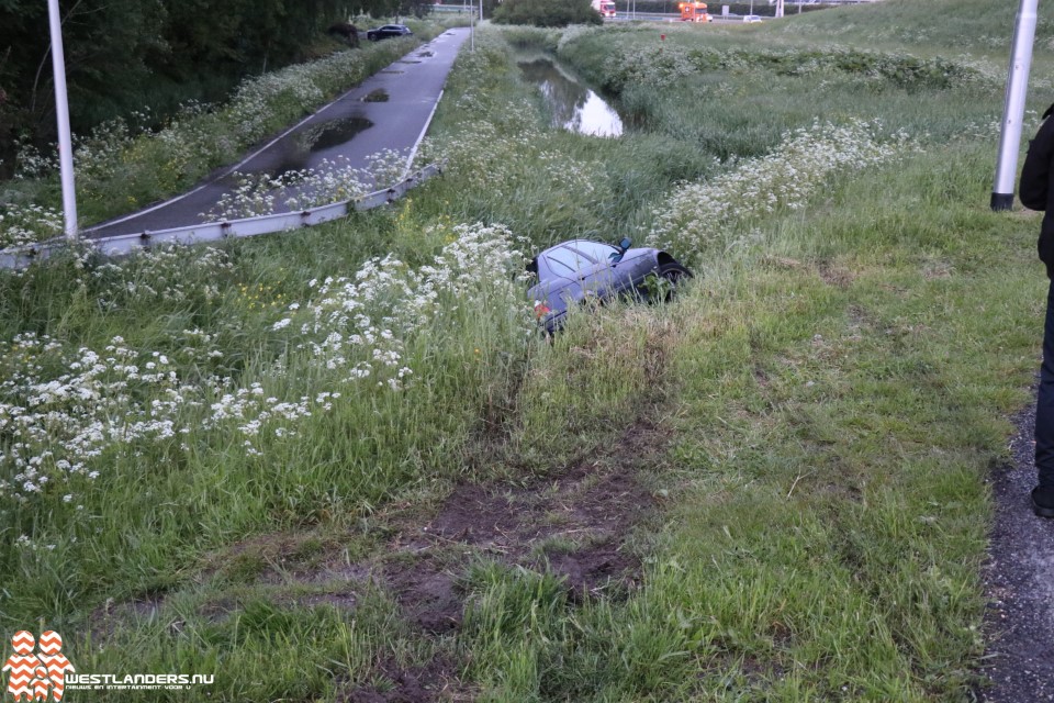 Auto te water bij afrit Peulwijk