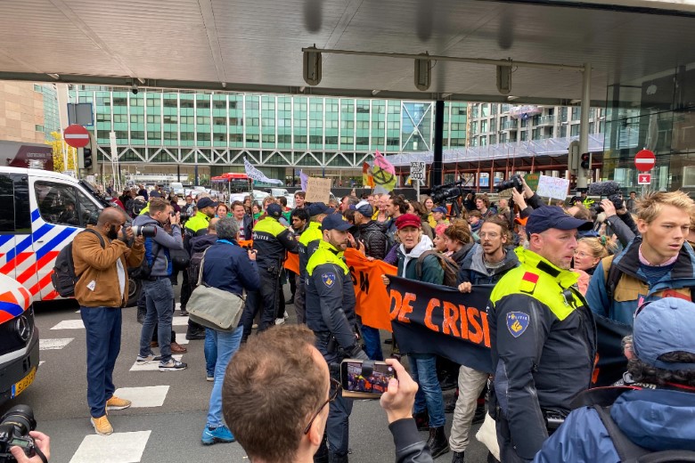 Klimaatactivisten blokkeren kruising bij Tweede Kamer