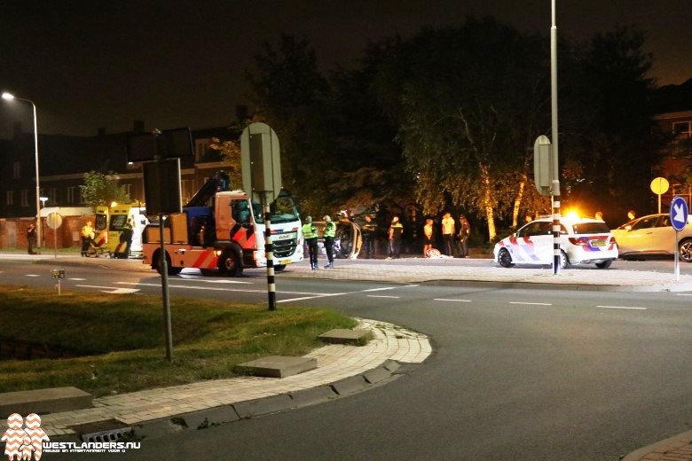 Auto op zijn zijkant na ongeluk Poeldijkseweg