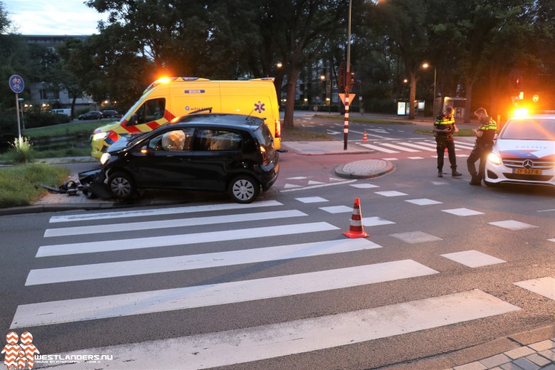 Automobiliste gewond na botsing tegen verkeerslicht