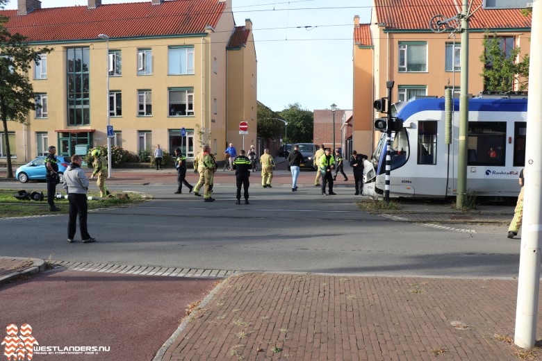 Auto klem tussen seinpaal en tram