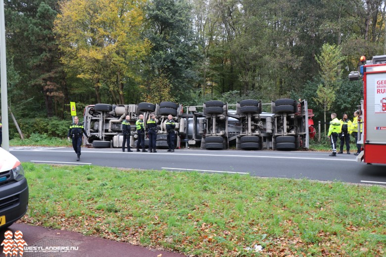 Chauffeur gewond na kanteling cementwagen