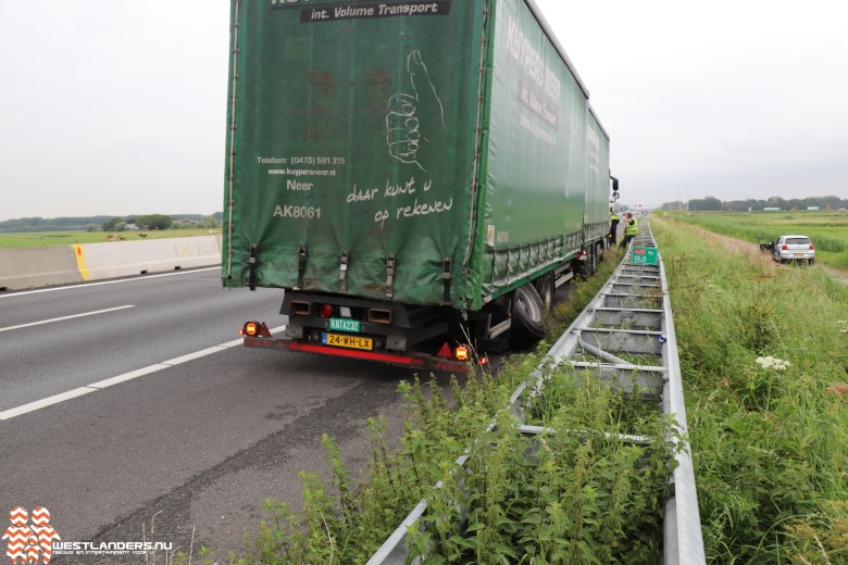 File op A20 na ongeluk met vrachtwagen