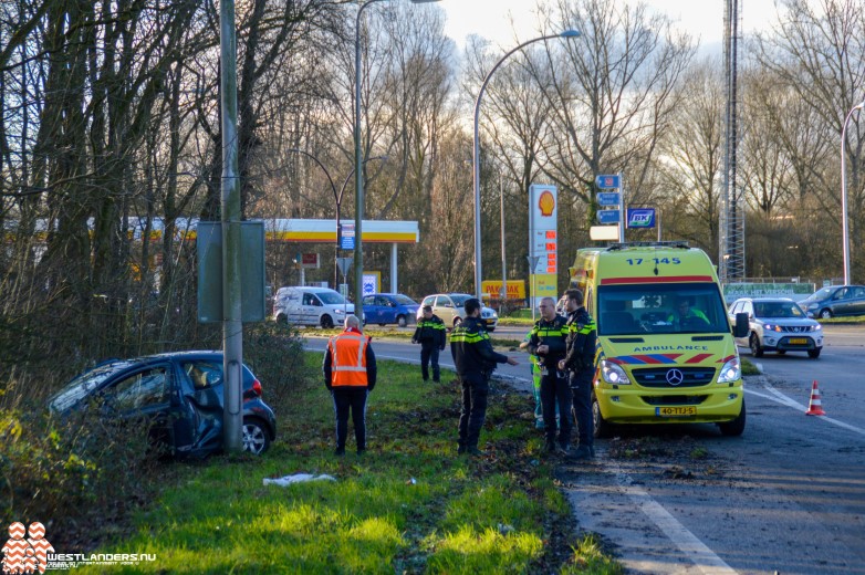 Auto vliegt uit de bocht bij oprit A20