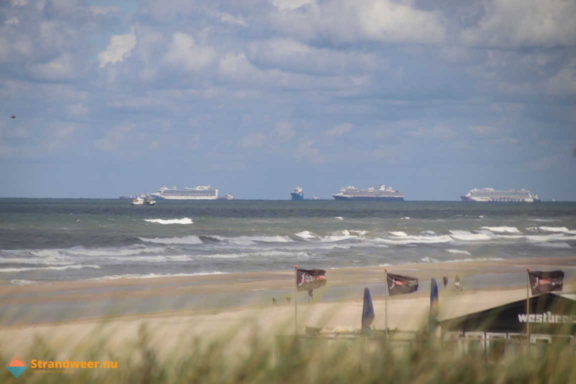 College gaat niet handhavend optreden tegen strandpaviljoens