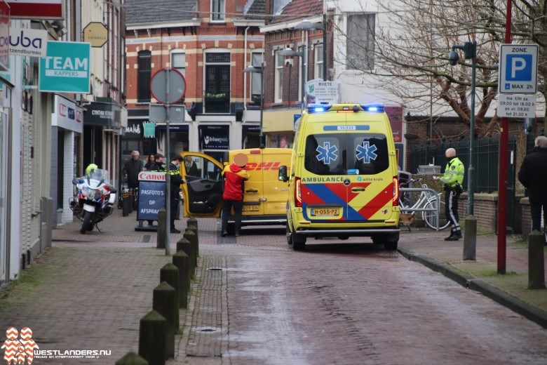 Vrouw in rolstoel aangereden door koeriersauto