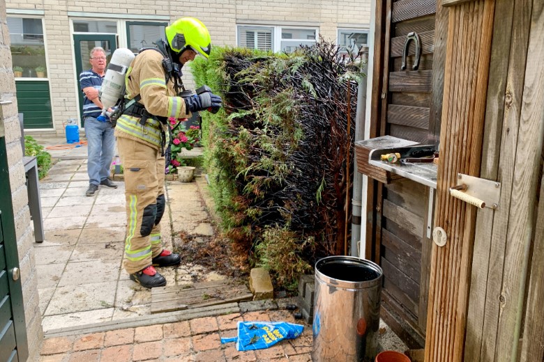 Heg in brand na verwijderen onkruid met brander