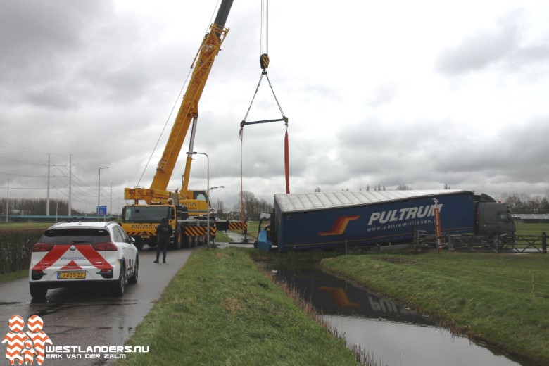 Vrachtwagen vast in de berm