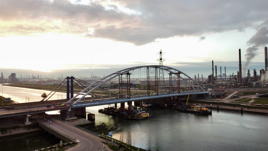 Tijdelijke Suurhoffbrug op zijn plek gelegd in de snelweg A15