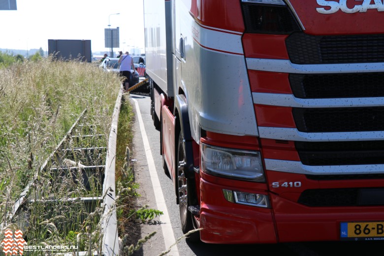 Personenwagen in de vangrails gedrukt