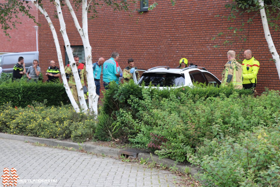 Automobiliste botst tegen muur