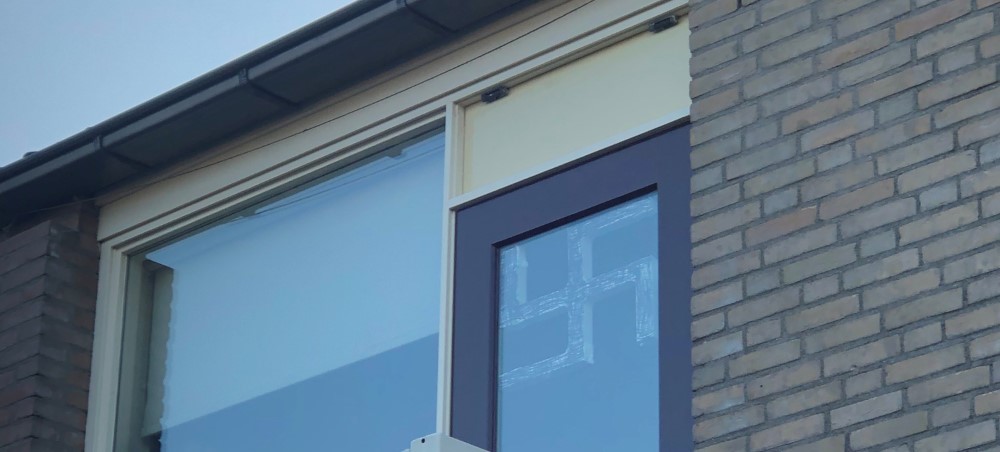 Woning met hakenkruizen gespot