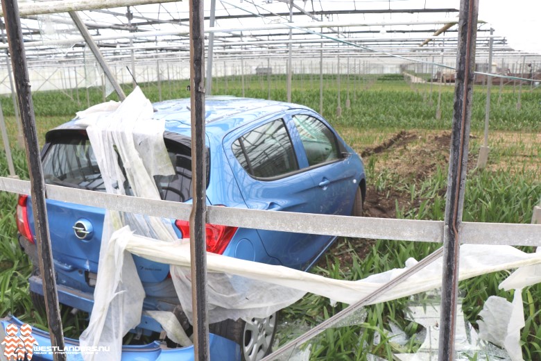 Automobilist rijdt kas binnen