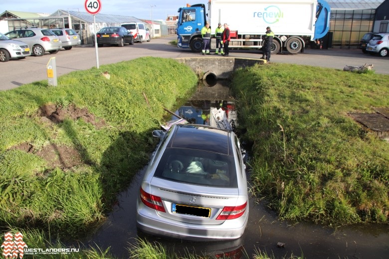 Botsing met vuilniswagen eindigt in de sloot