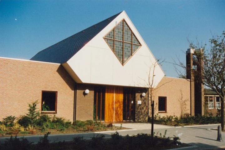 Vuurwerkbommen treffen Hervormde kerk in Poeldijk