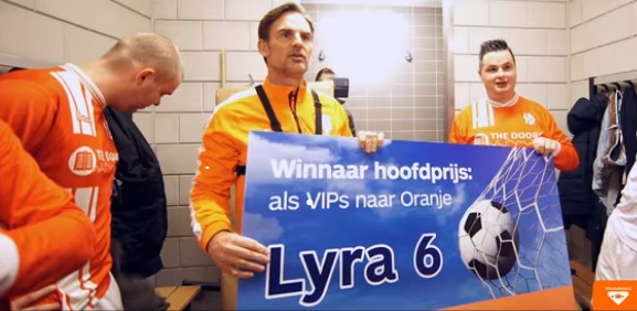 Lyra 6 verrast door Ronald de Boer in de kleedkamer