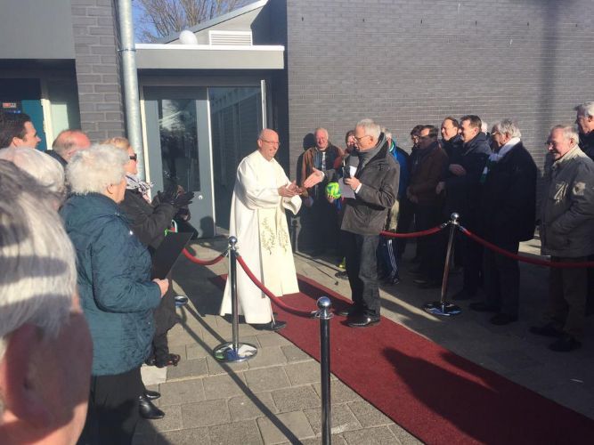 Pastoor J. Steenvoorden opent nieuwe kleedkamers en voetbaltechnische ruimte RKVV Westlandia