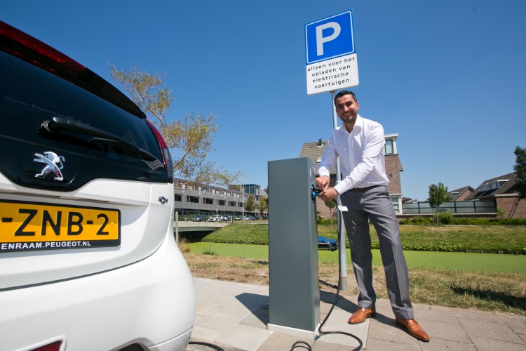 Nieuwe oplaadpaal voor elektrische auto’s in gebruik genomen