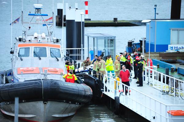 Persoon te water in de Nieuwe Waterweg