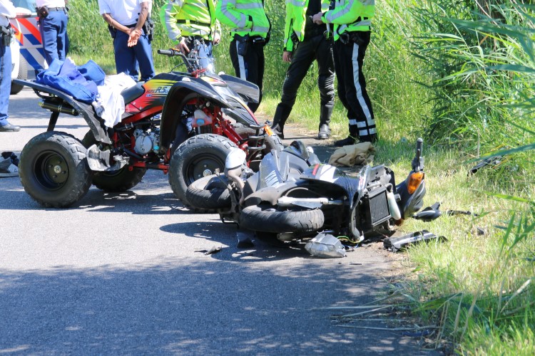 Twee gewonden bij frontale botsing scooter/quad