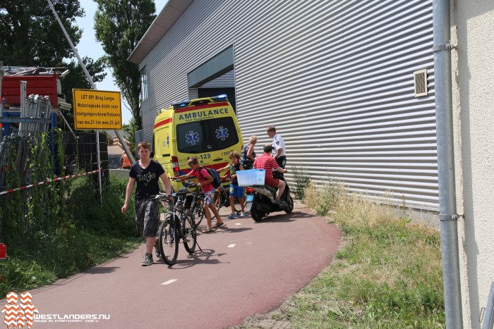 Fikse hoofdwond na val op staalplaten