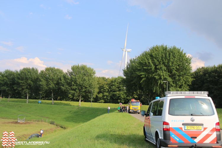 Auto te water aan de Maassluissedijk