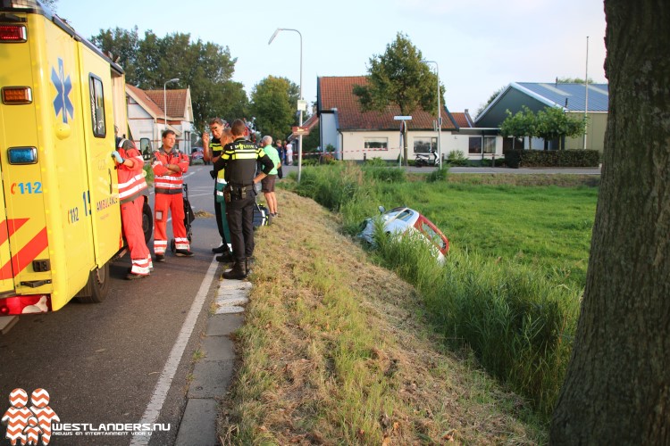 Gewonde bij auto te water aan de Breeweg