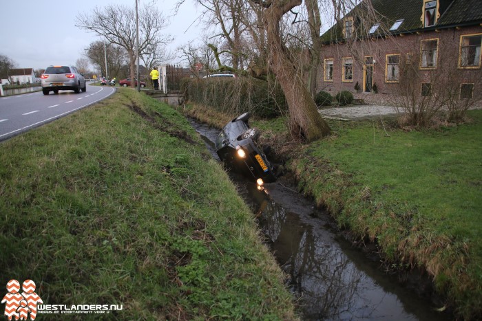 Auto in de greppel na verkeerde inhaalmanoeuvre