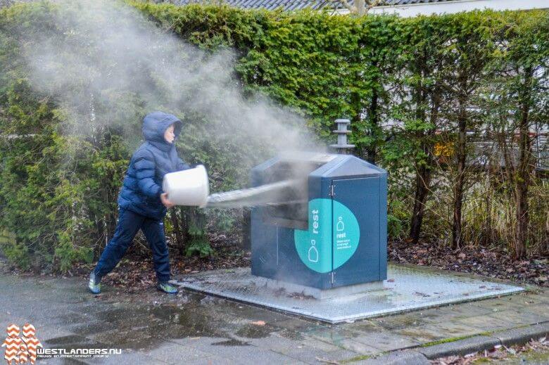 Brandweermannen in spé blussen containerbrand