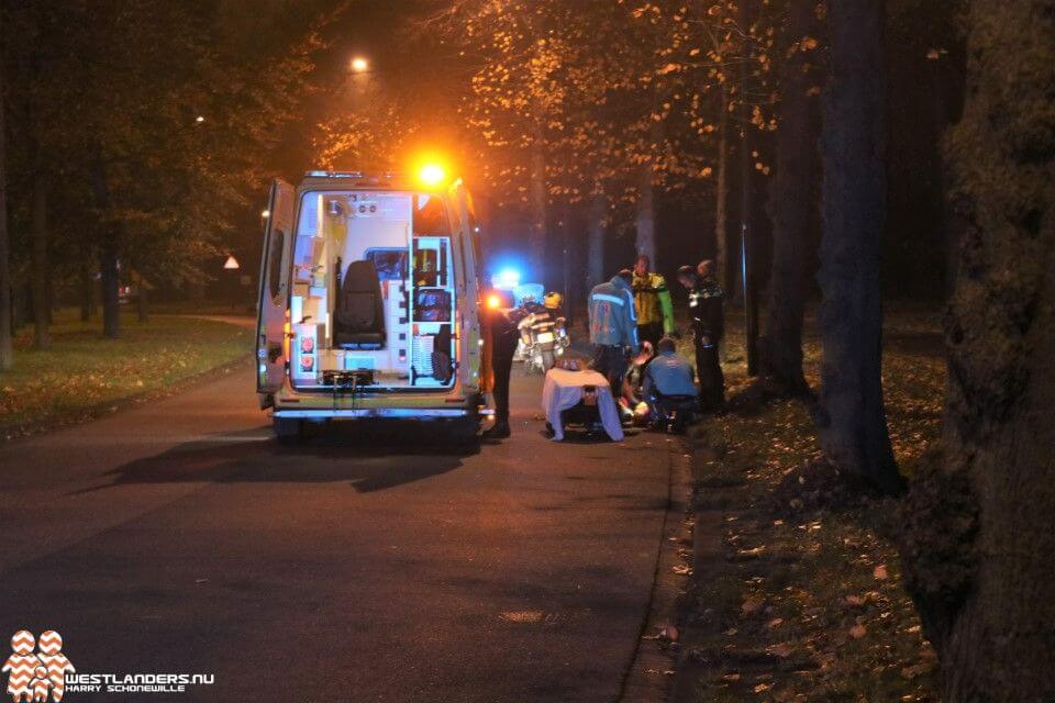 Motorrijdster ernstig gewond na botsing tegen boom