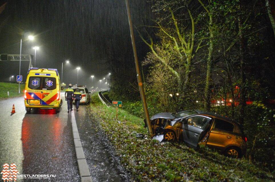 Automobiliste eindigt in bosschages bij  oprit A20