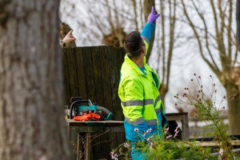 Val van hoogte tijdens snoeien boom