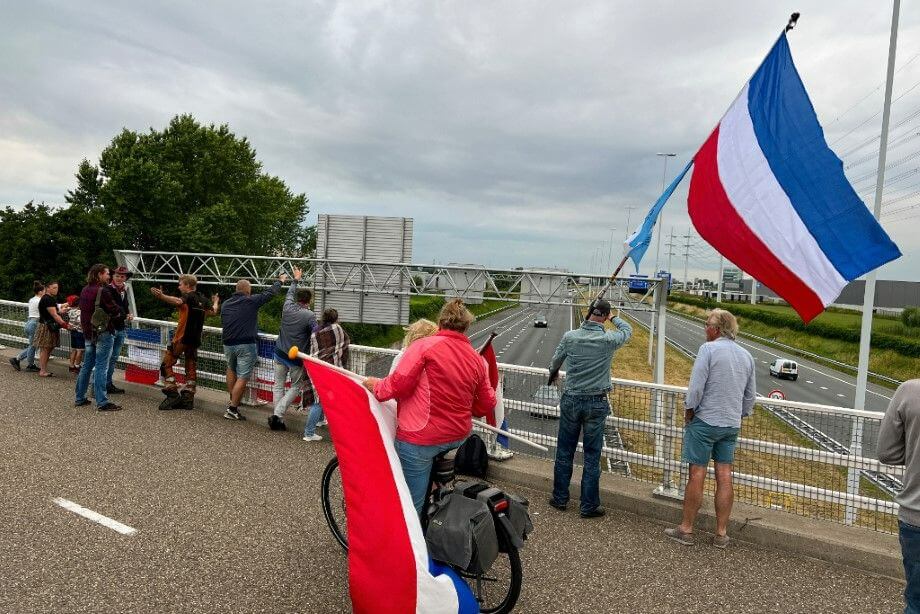 Boerenprotest op viaduct A4 Den Hoorn