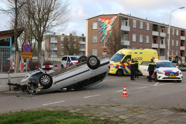 Auto op zijn dak op de Schaapweg