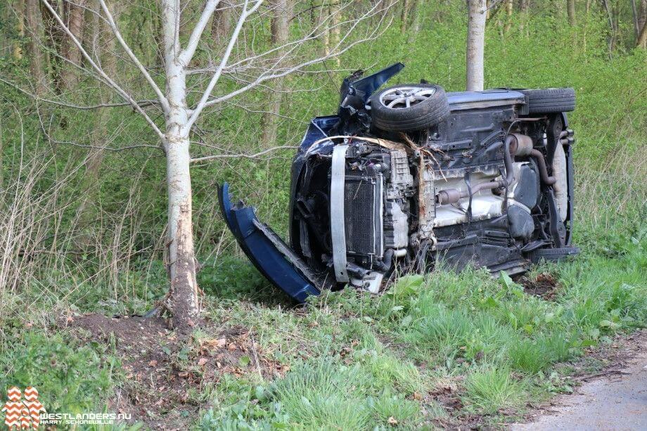 Auto vliegt uit de bocht bij Madesteinweg