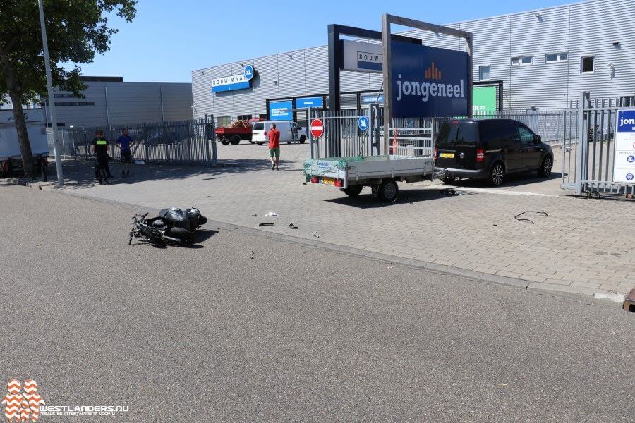 Scooterrijder gewond in aanhanger na aanrijding