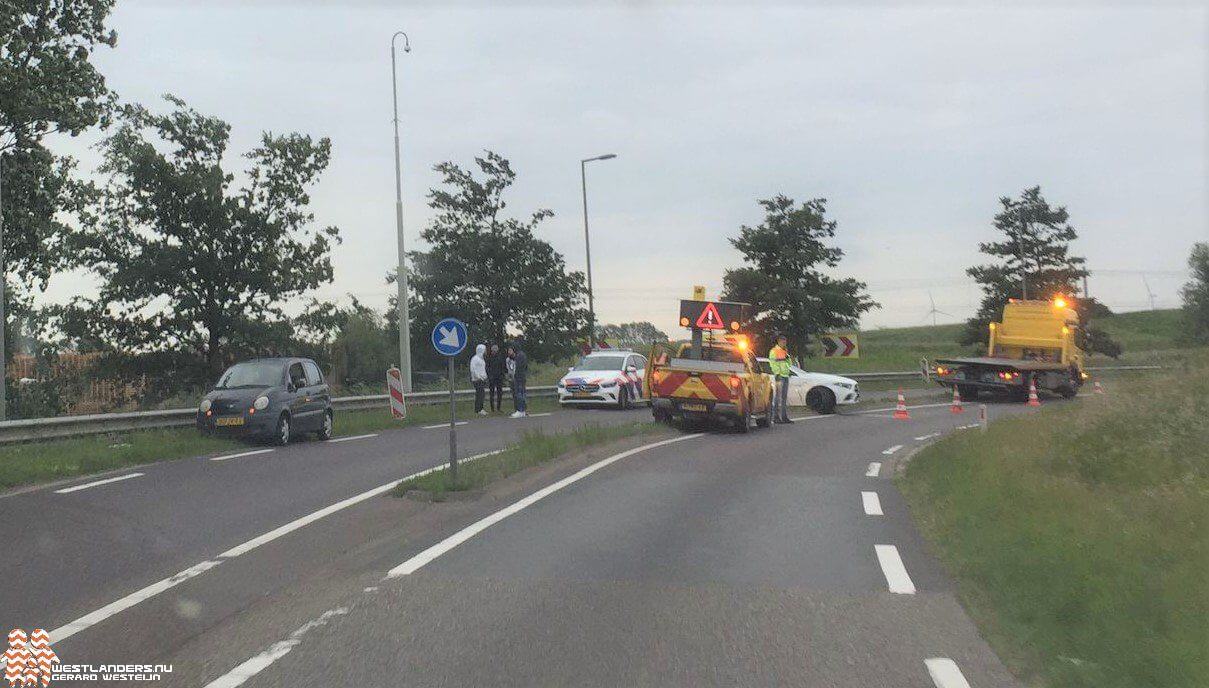 Auto tegen vangrails op de Hoeksebaan