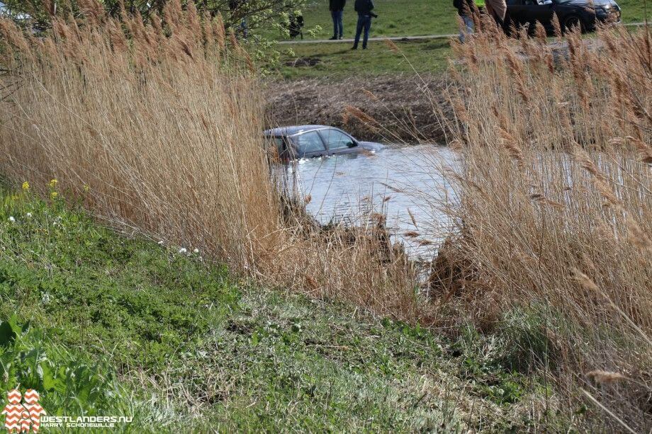 Auto te water aan het Van Luykpad