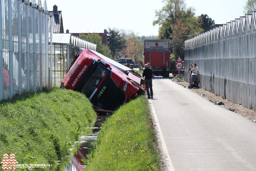 Chauffeur rijdt vrachtwagen met tomaten in de sloot