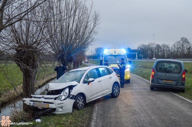 Automobiliste gewond na botsing tegen boom