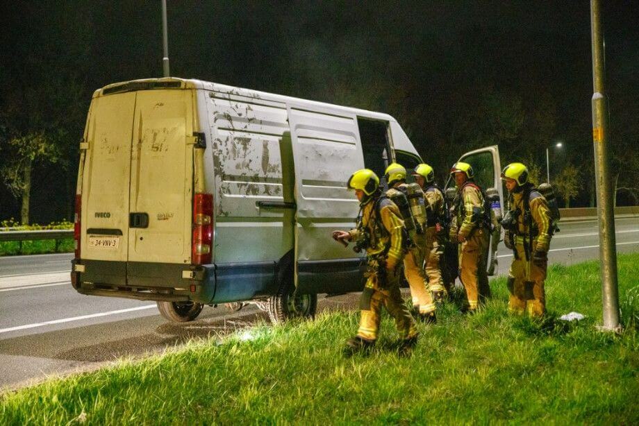 Rokende bestelbus op de A20