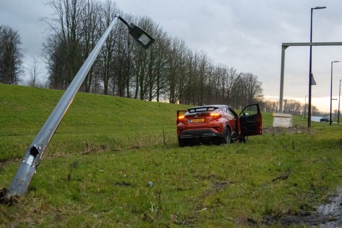 Automobilist vliegt uit de bocht