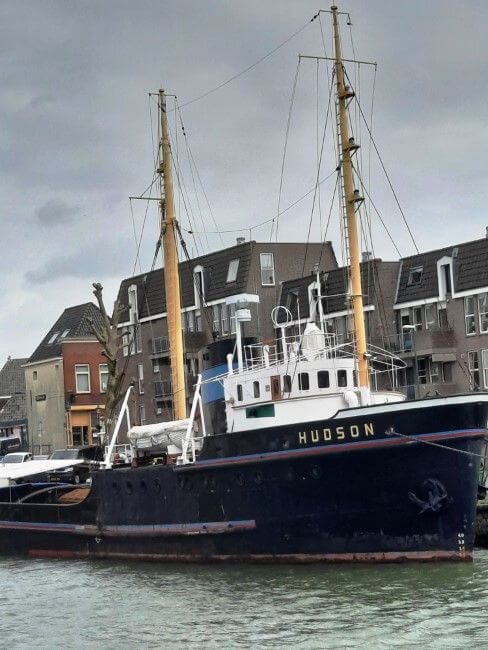 Museumschip de Hudson naar Maritiem Museum Rotterdam