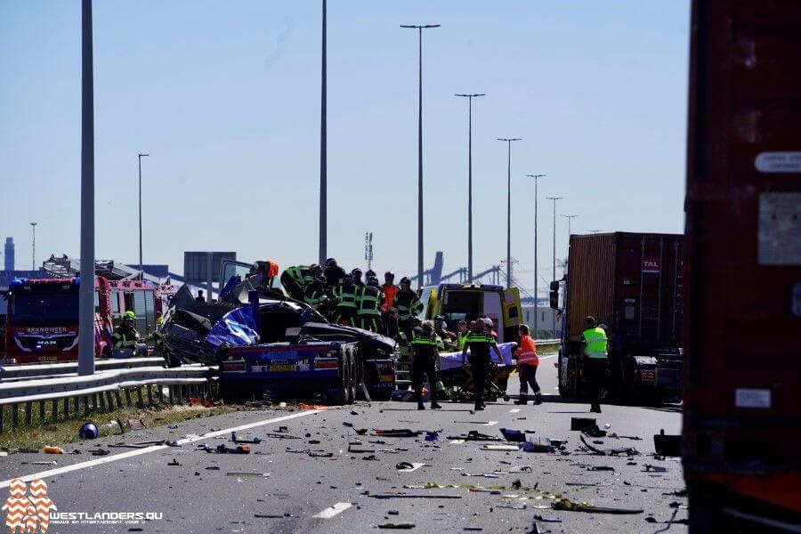 Gewonde en ravage na ongeluk Maasvlakteweg